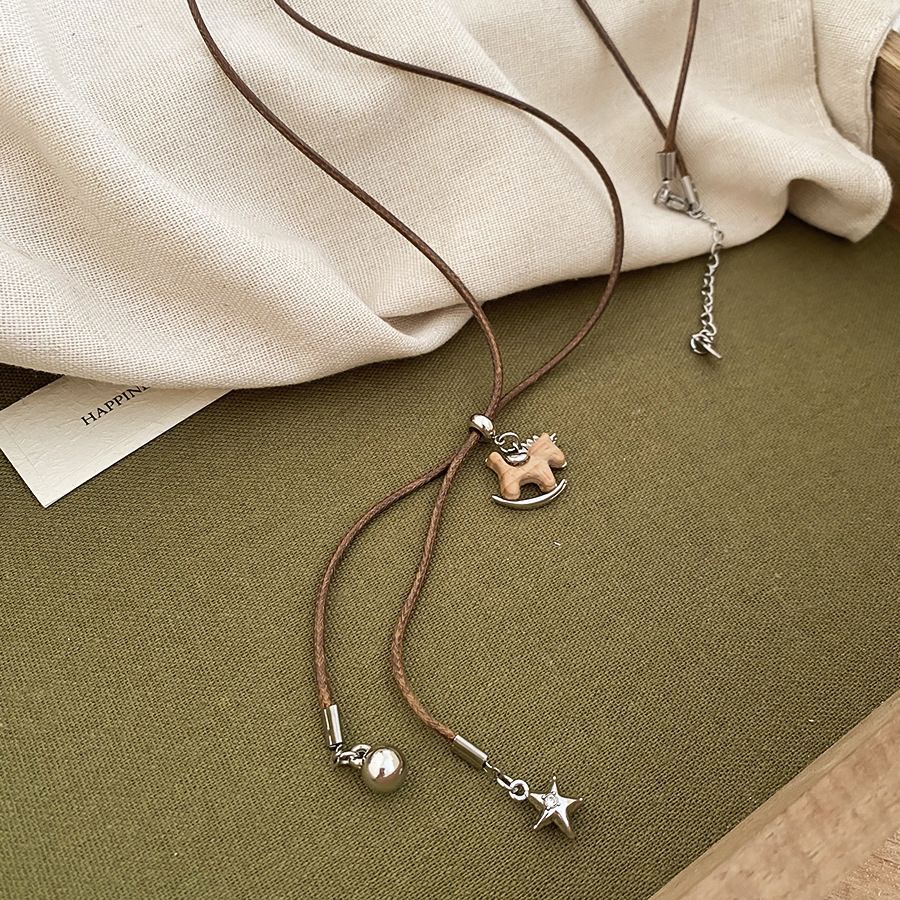 Oro verdadero eléctrico galvanis colgante de piedra pony pendientes collar ligero lujo nicho universal conjunto temperamento alta sensación de joyería mujer