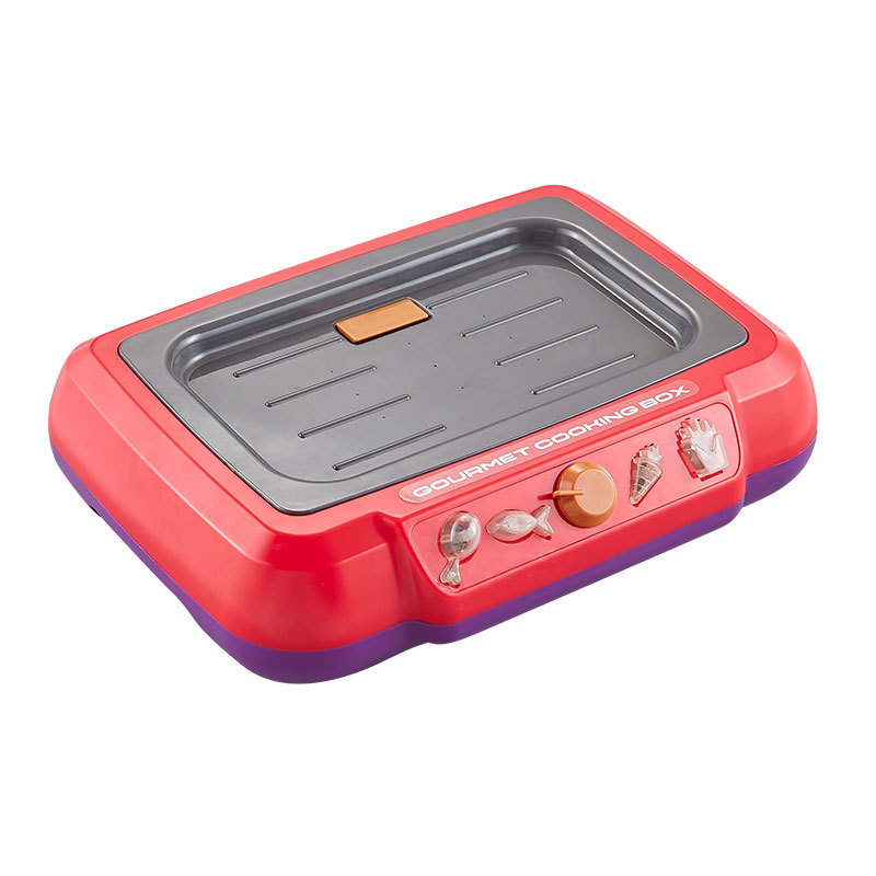 Niños en la cocina de la casa con agua juguetes de barbacoa cambiantes de color kebabs cocinar un conjunto de cocina para niños y niñas