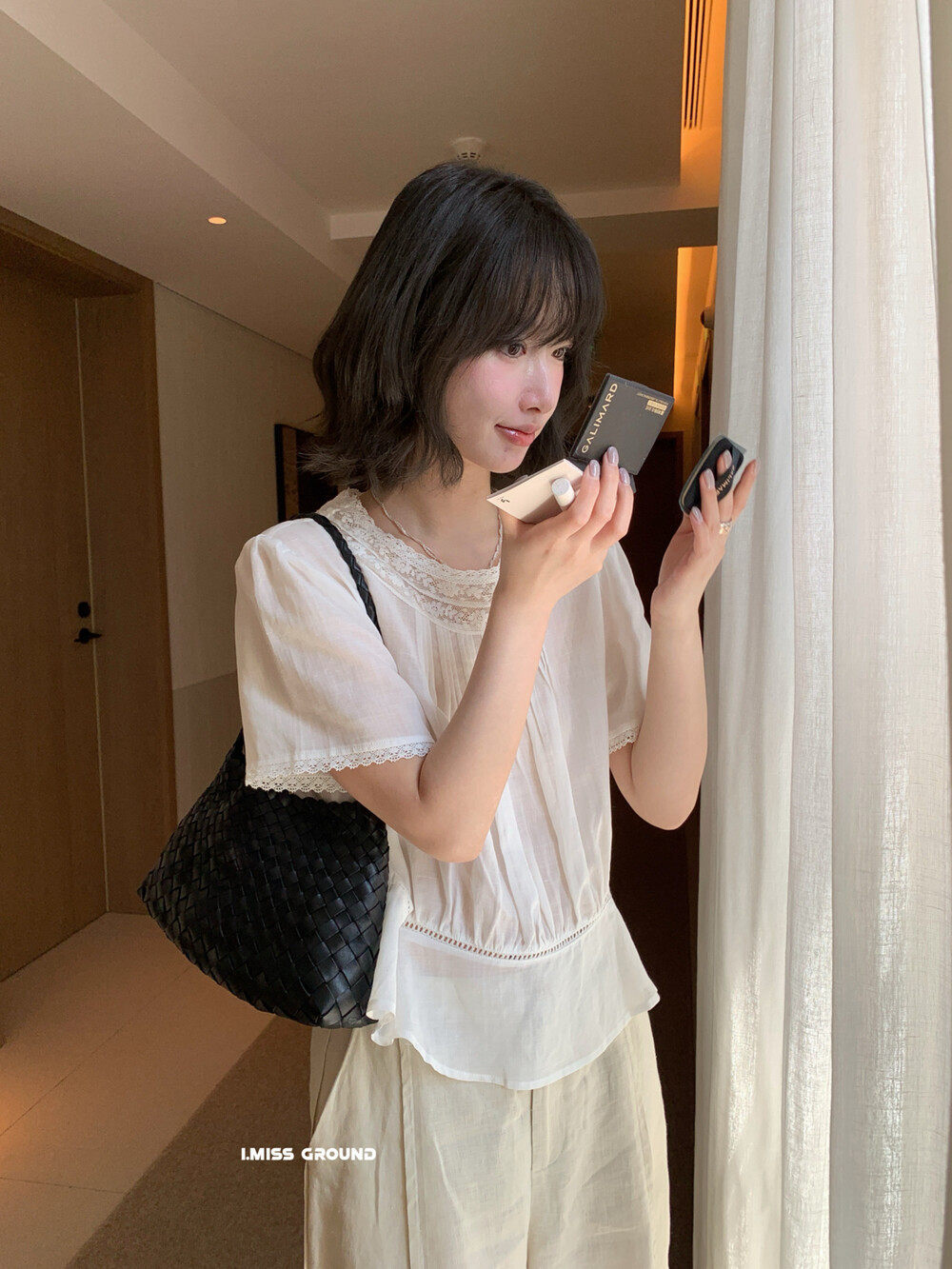 Áo sơ mi nữ tay ngắn phối ren cổ điển chất liệu tơ tằm linen — trắng ngà chi tiết 25