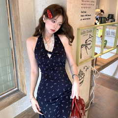 蓝色挂脖吊带碎花连衣裙子女夏季2025年新款法式气质无袖露背长裙