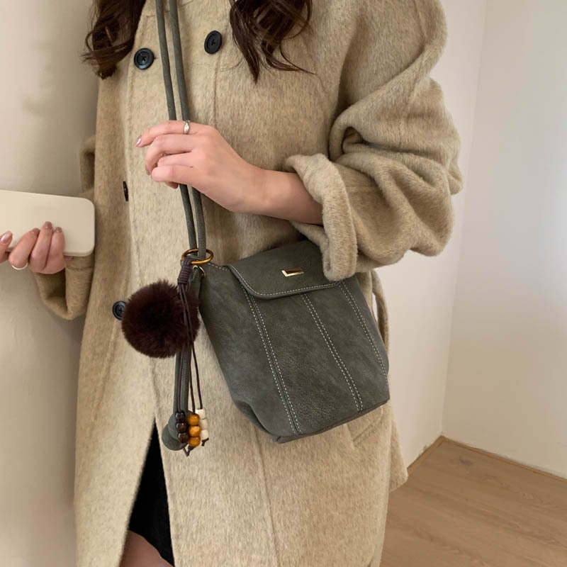 Bolsa de calabaza bolso de balde bolso de mujer 2025 nuevo invierno de alta calidad sensación de viaje universal bolso de hombro retro bolso de mochila