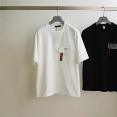 クラシックな胸ポケット三角ロゴ修正赤いオフセット印刷メンズラウンドネック半袖TシャツメンズTシャツ