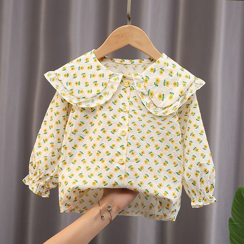 Pequeña flor verde en la camisa