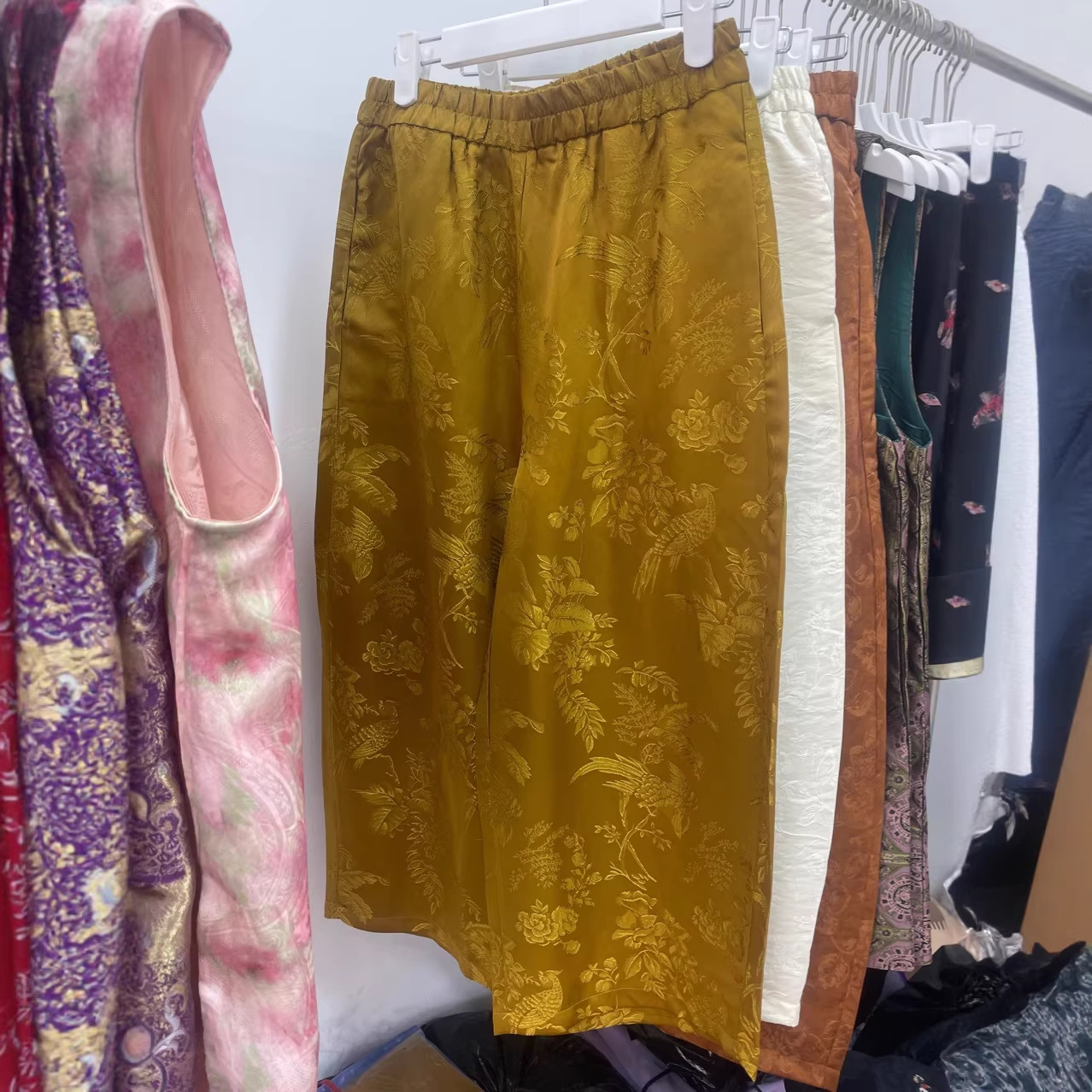 Hot-selling rayon jacquard casual pants, new spring/summer 2026 style, petite, loose-fitting, cropped, versatile, fashionable wide-leg pants.
