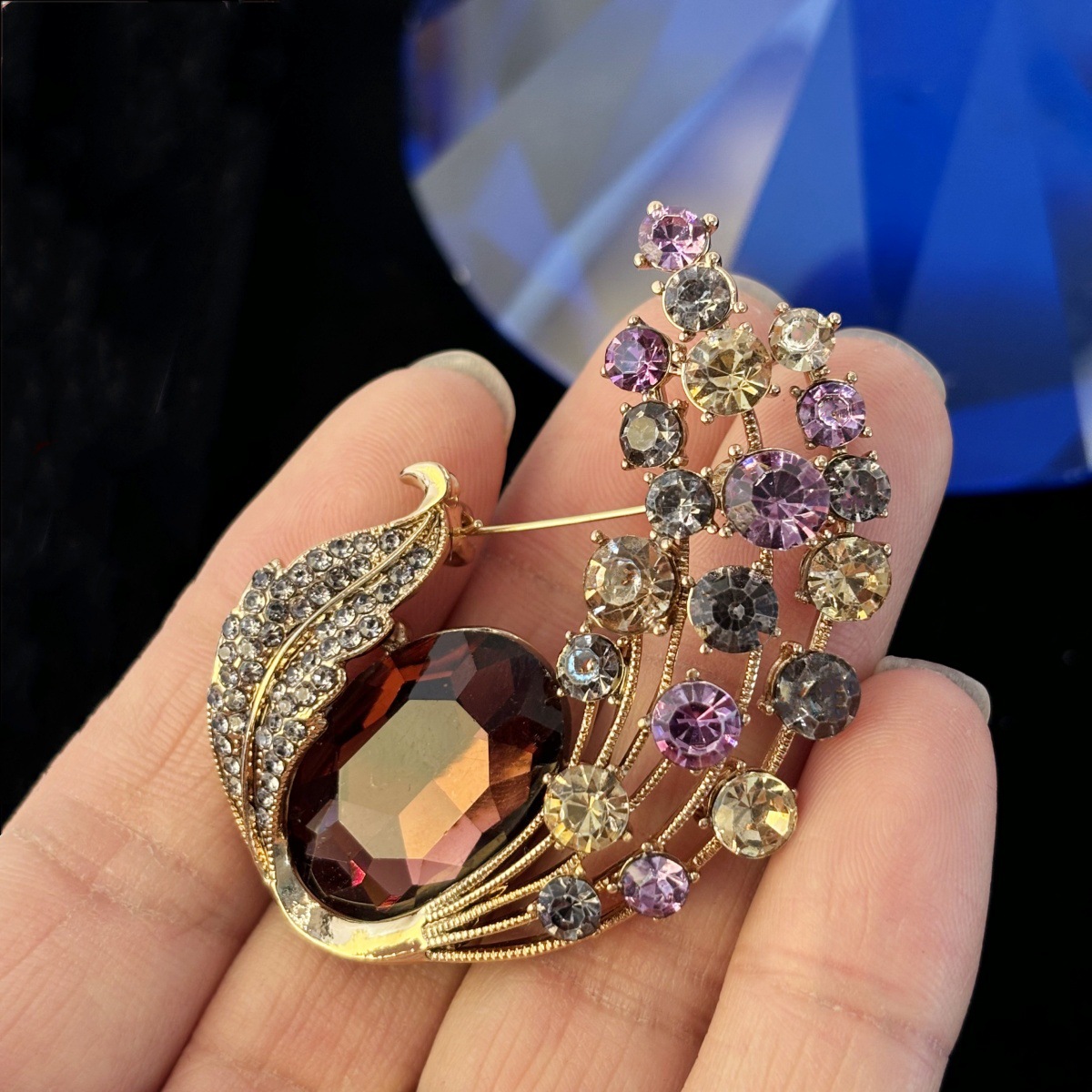 Broche élégante et luxueuse en alliage de style européen et américain, ornée de cristaux ultra-brillants, idéale pour un manteau féminin tendance._voghion.com