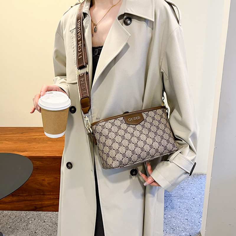 女性のショルダーバッグは日常的に春と秋の新型PUの斜め掛けのカバンのファッション的な古い花のアルファベットの女性のカバンの卸売りを組み合わせます。|undefined