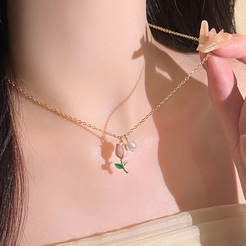 Tulip Pearl Necklace, Summer Necklace, High-End Design, Niche Beaded Pendant, Light Luxury, Elegant and Sophisticated.