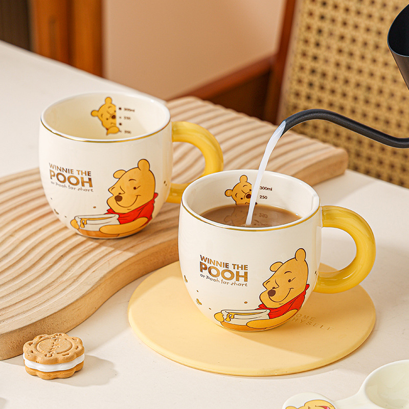 Taza de cerámica de lujo ligero con diseño de Winnie the Pooh, modelo nuevo 2025 para uso doméstico, taza de leche de alto valor estético para parejas. image 4
