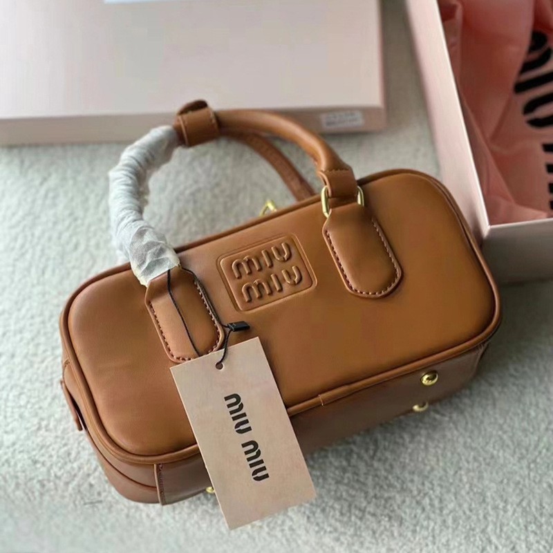 2025 nuevo estilo miu casa boliche bolso femenino moda tendencia pequeño cuadrado bolso Boston bolso de mensajero portátil de un solo hombro