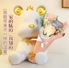花を持つ暴力的な熊の置物は家にあります。