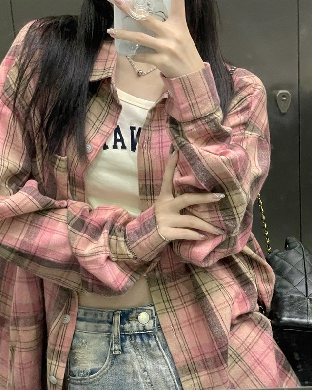 レトロな格子のシャツの女性のデザイン感があります。|undefined