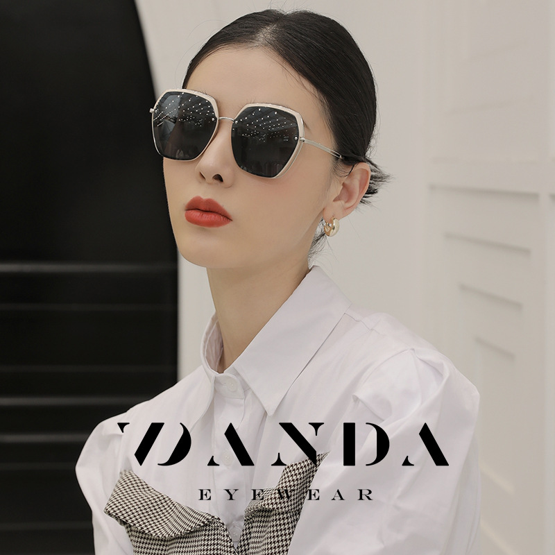 Gafas de sol de nuevo estilo para mujer, gafas de sol polarizadas, gafas de sol retro de moda, gafas de sol anti-UV 2212 en stock