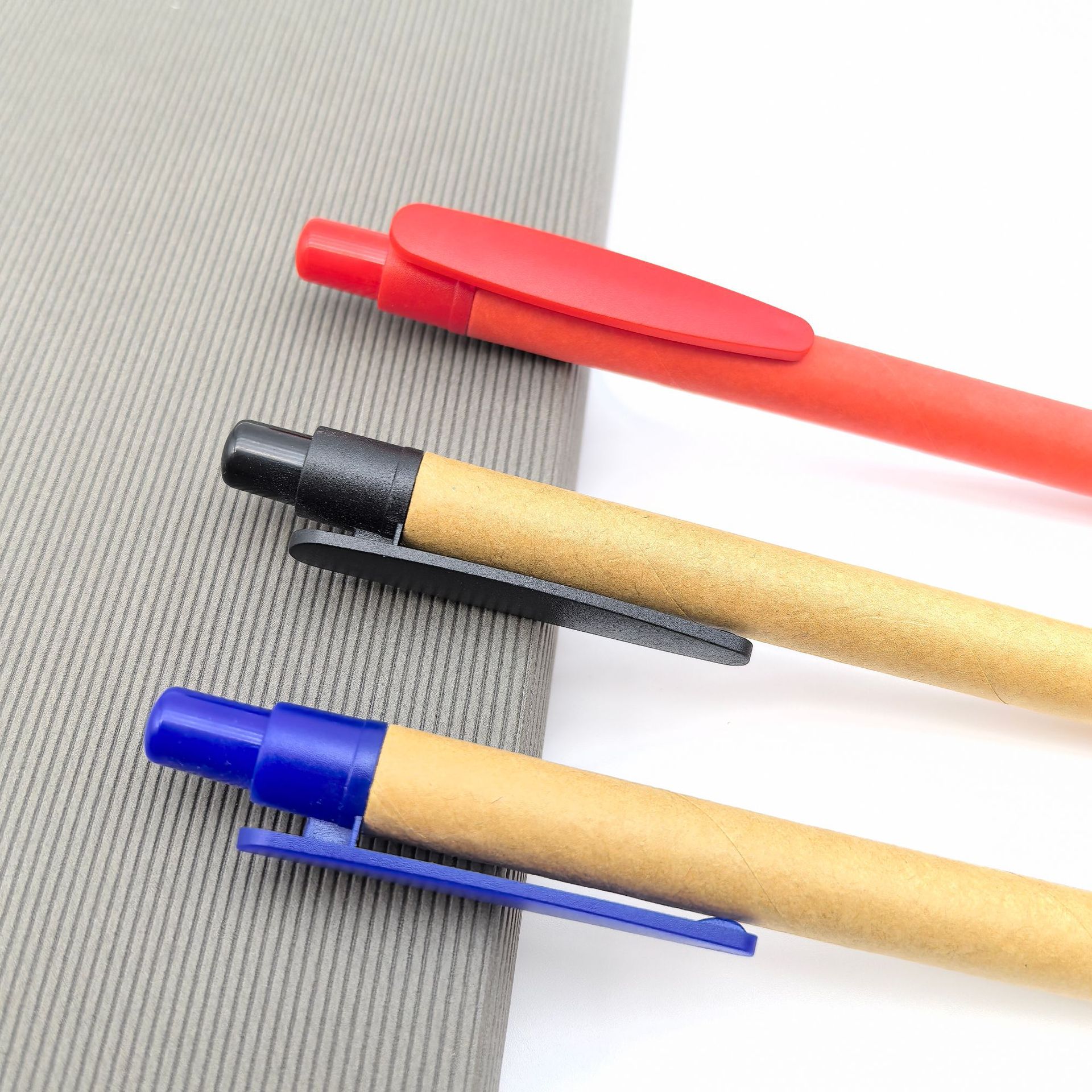 Papel kraft al por mayor bolígrafo de tubo de papel movido bolígrafo de diseño de pinza en forma de sauce bolígrafo de regalo publicitario bolígrafo oval bolígrafo de papel al por mayor