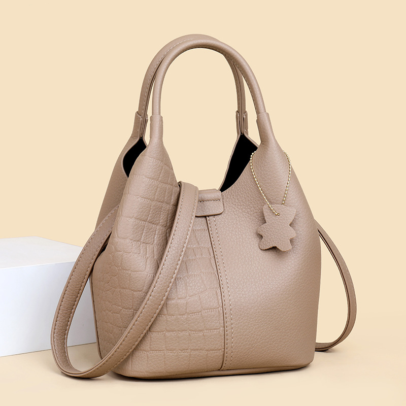 Moteriška didelės talpos rankinė 2024 m. Nauja korėjietiško stiliaus madinga motinos rankinė su minkšta odine pečių rankine su tekstu_voghion.com