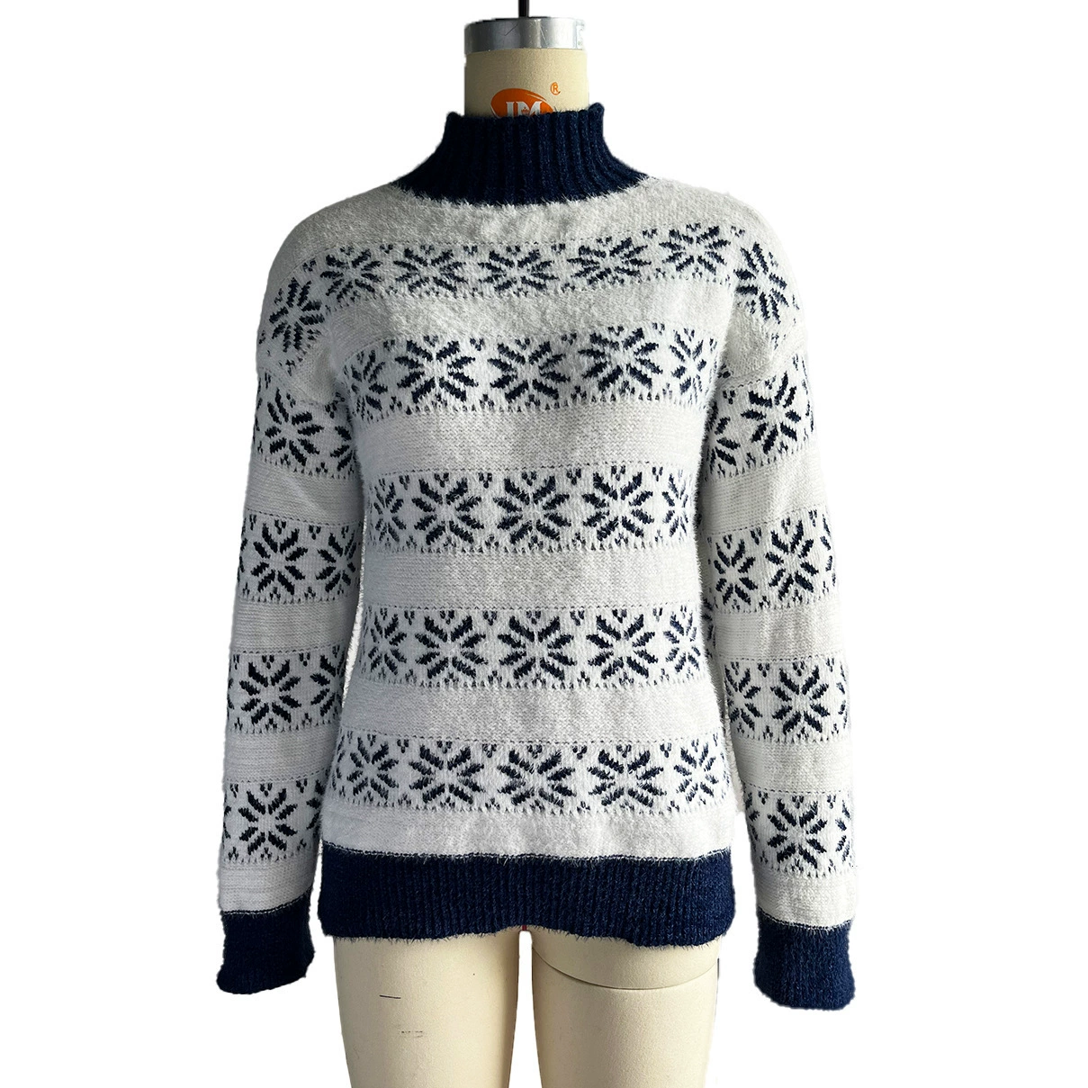 Новая осенне-зимняя женская одежда европейского и американского производства: вязаный свитер из синели с полувысоким воротником и рождественским узором в виде снежинок.