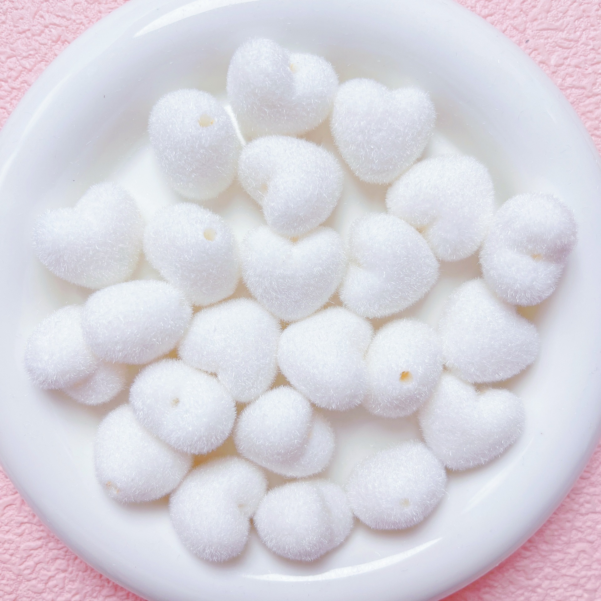 ミルクの叫びの長い毛の植毛の太い愛のまっすぐな穴のアクリルの数珠diy携帯電話のチェーンは材料のアクセサリの部品を掛けます。