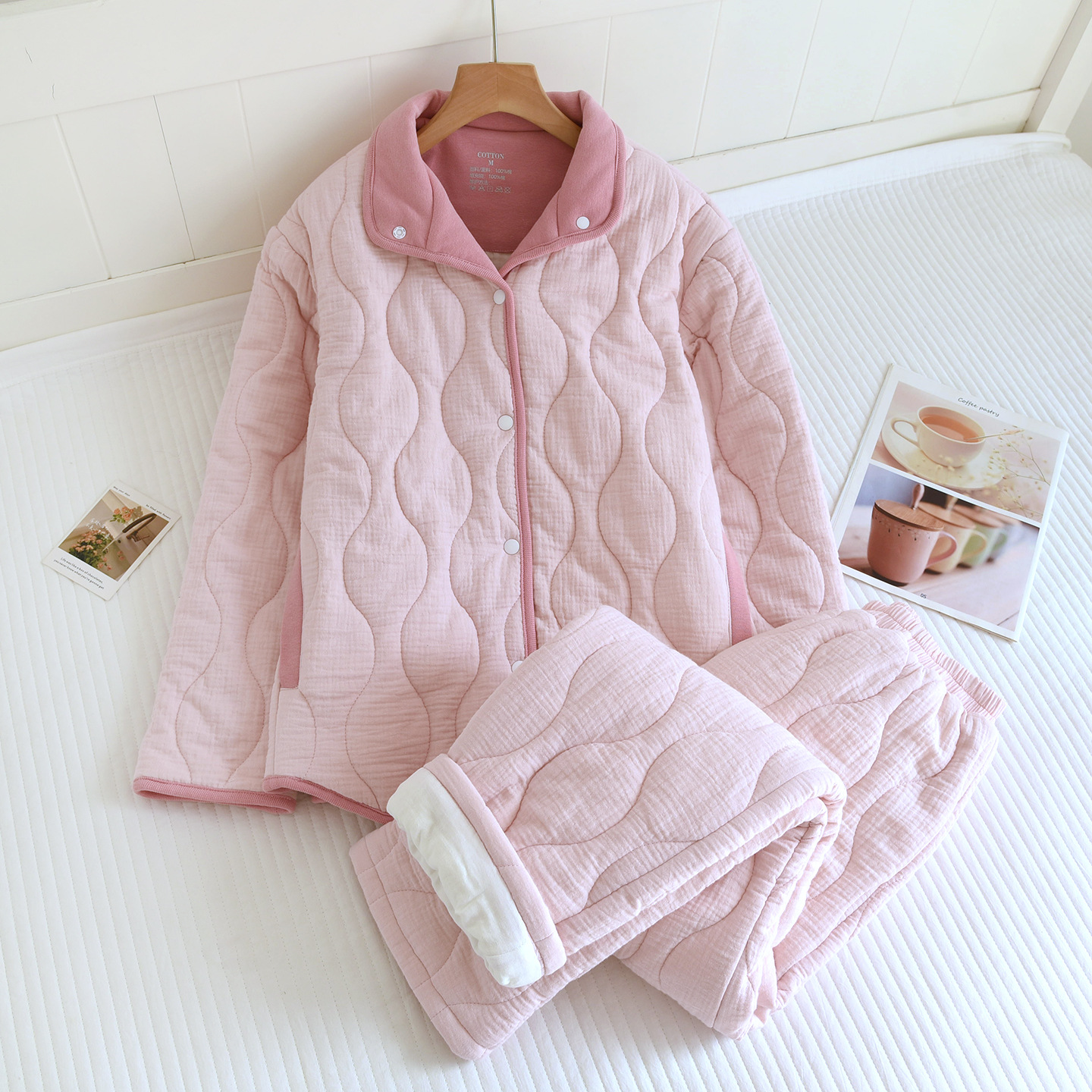 秋冬の新型の厚手の純綿カップルのパジャマの女性は綿の綿入れの服を挟んで冬の保温の簡単な家庭服のスーツの卸売りをします。