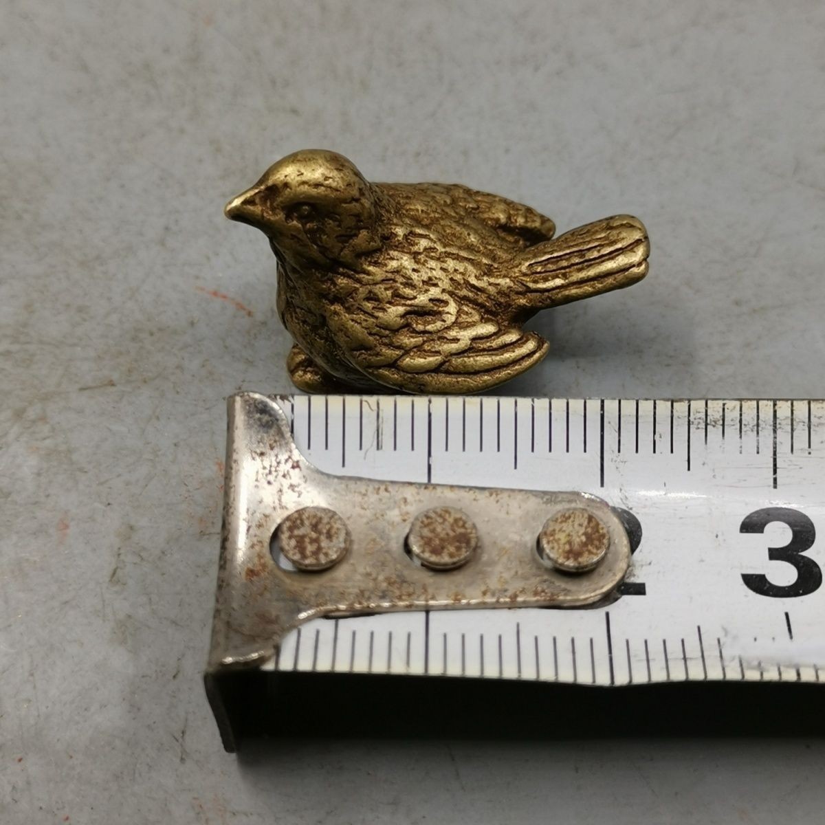 Pequeño gorrión de bolsillo decoración de té mascota antiguos pequeños platos de bronce sólidos pequeños pájaros de bronce micro esculpidos decoración de mesa de té