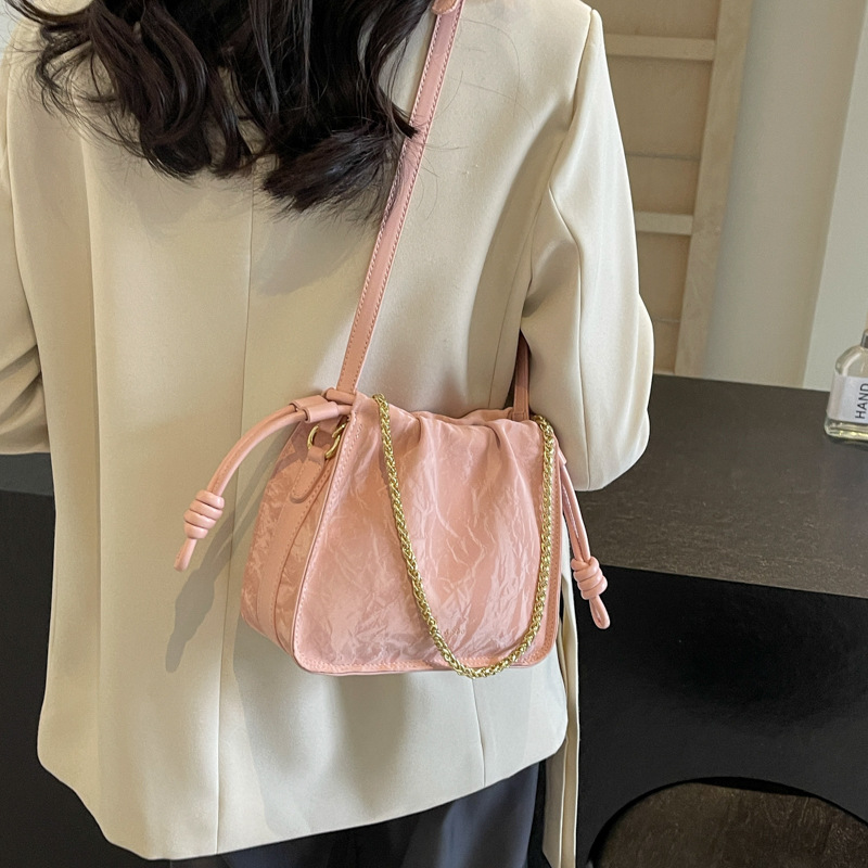 Bolso popular súper popular de este año para mujeres 2024 nuevo nicho plisado pequeño bolso cuadrado bolsa de mensajero de Cercanías de moda del todo fósforo