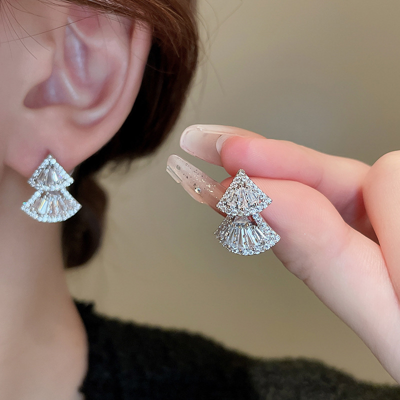 Pendientes de perlas de flor de circón de aguja de plata, pendientes de lujo de alta gama de lujo ligero exquisito, pendientes de todo fósforo blanco de moda de nicho al por mayor