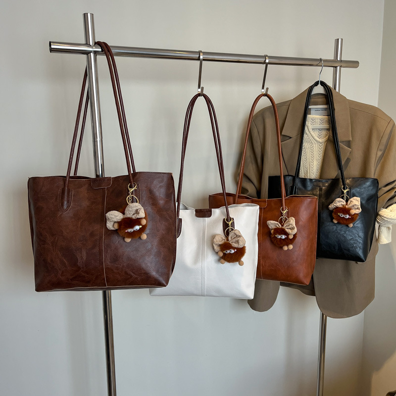 Moda de gran capacidad de la cara suave 2025 primavera nuevo colgante de ocio retro color sólido simple bolso de hombro axilar de mano