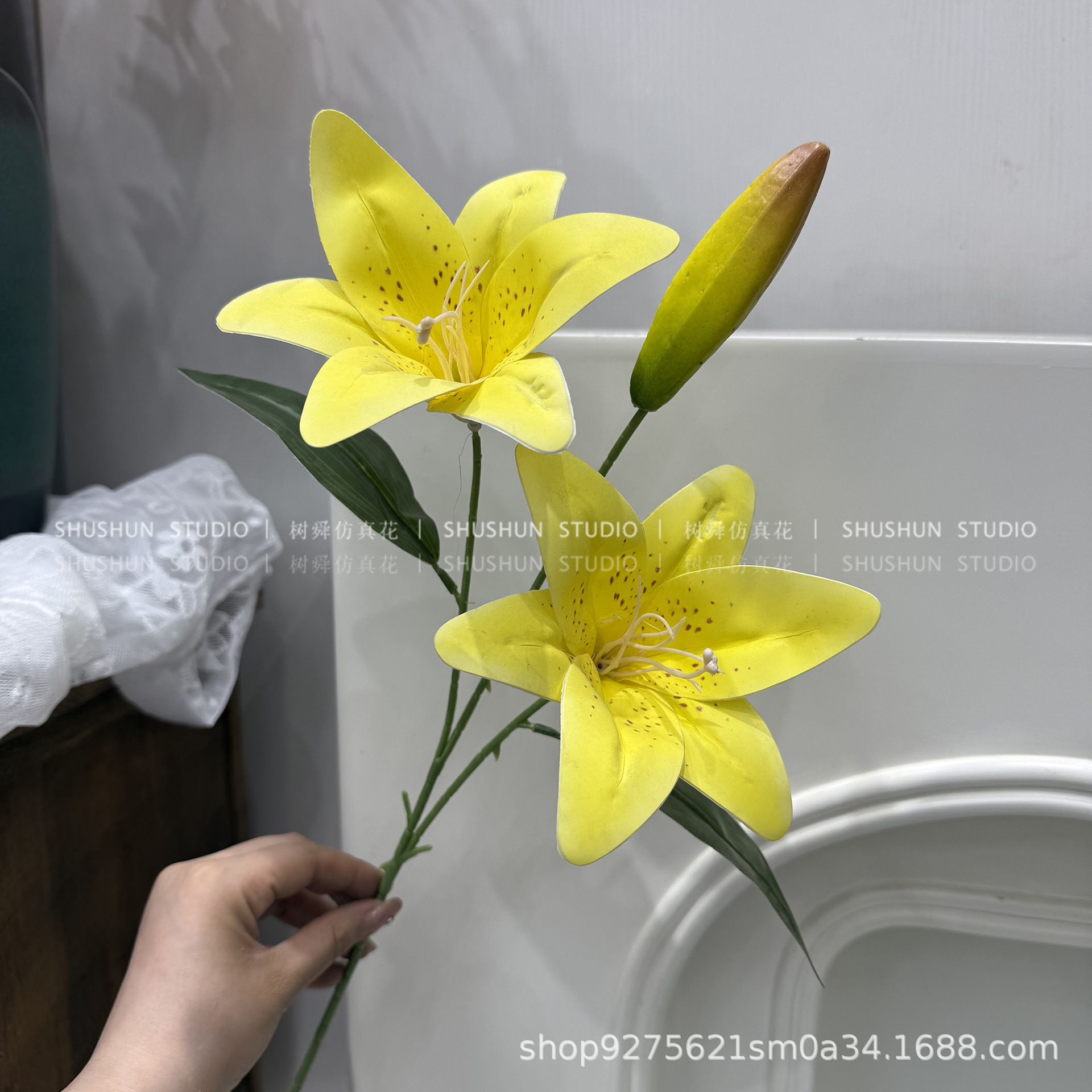 꽃 2개 새싹 1개 백합