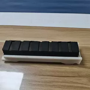 Производитель поставляет высококачественную машину для кромки стекла, переднюю валик, машину с прямой кромкой, нитриловую резину, твердую резиновую прокладку, прочную и долговечную.