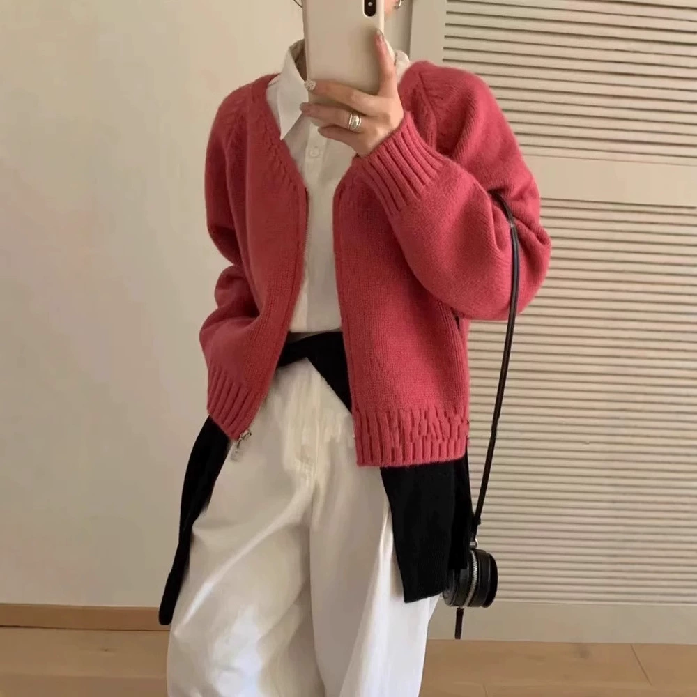 Женский короткий вязаный кардиган с двойной молнией, V-образным вырезом, в стиле «корейский ленивый», дизайн ранней осени 2025 года.