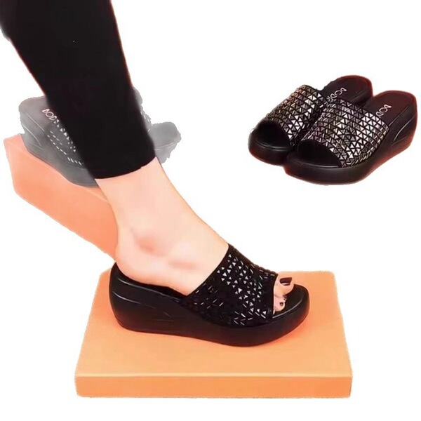 Fashionable sandals platform