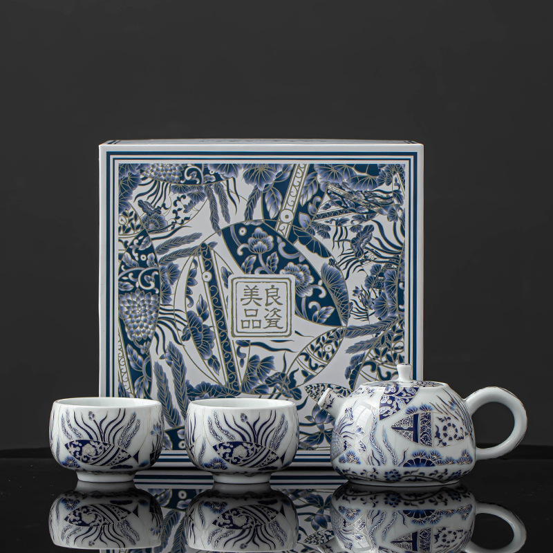 Blue and white teapot for home use