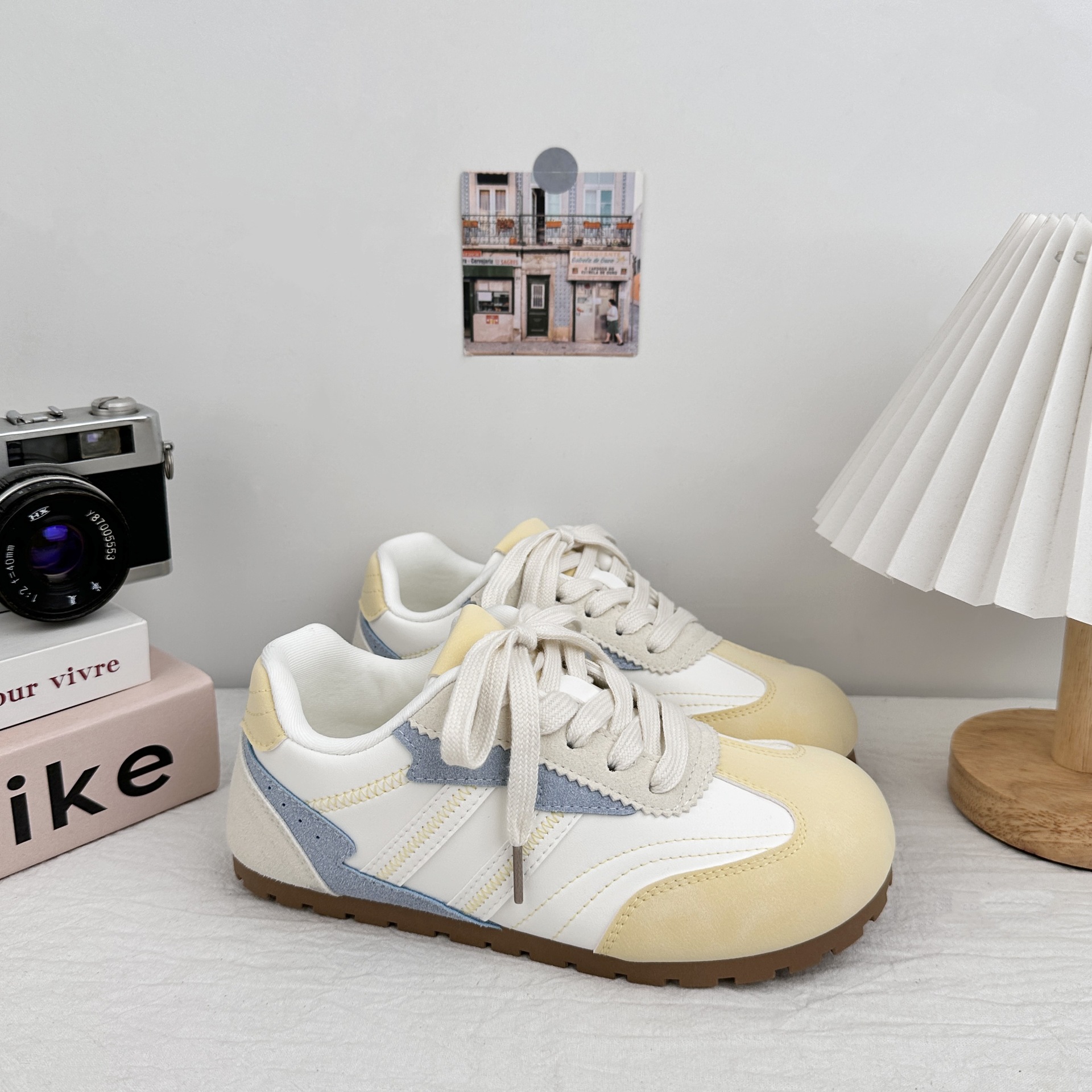 Zapatos de entrenamiento de mujeres Yuan Bo De2025 verano nuevo estilo explosivo con falda, zapatos casuales de suela blanda, zapatos blancos pequeños