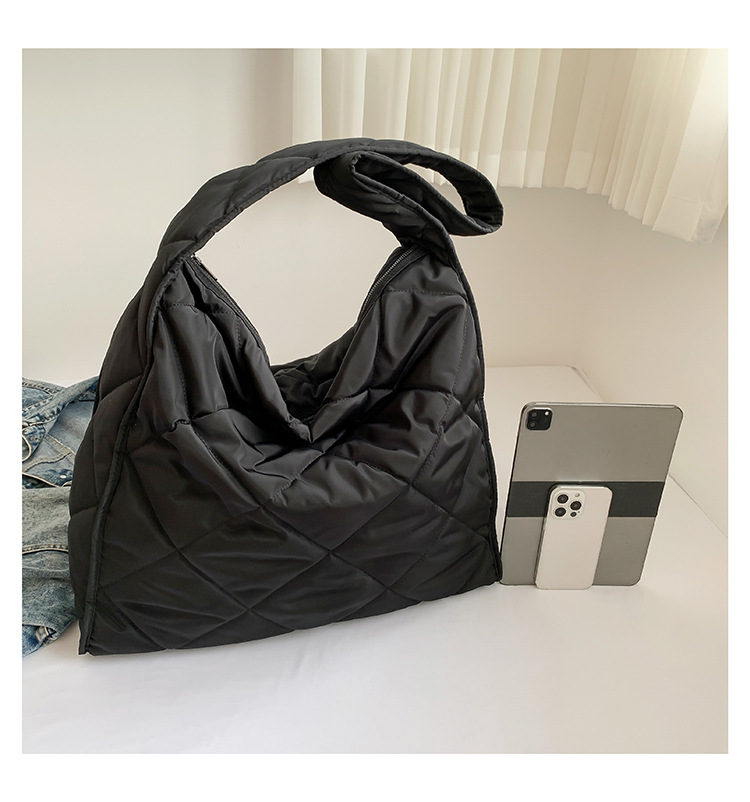 Women's Large Pu Leather Solid Color Lingge Streetwear Square Zipper Shoulder Bag display picture 30