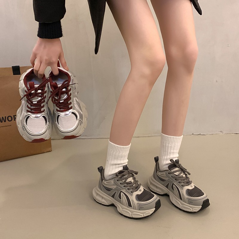 Zapatos de suela gruesa para mujeres ligeras de primavera y otoño de 2025 nuevos zapatos de mujer de altura para mostrar pies pequeños zapatos deportivos casuales para mujeres