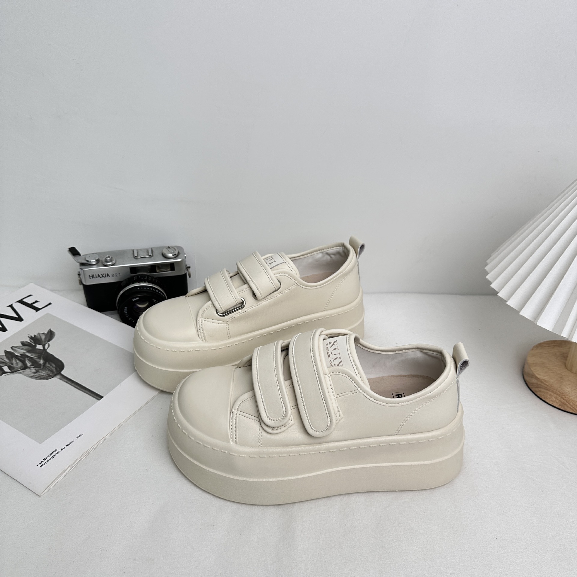 2025 primavera, zapatos de deporte de aumento, zapatos blancos de plataforma de velcro para mujer, falda de leche, zapatos de plataforma coreanos de todo fósforo