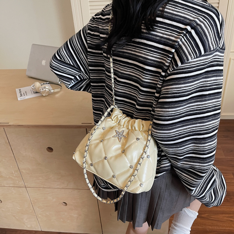 Bolso de cadena de rombos de fragancia pequeña transfronteriza para mujer 2025 nuevo estilo estilo occidental bolso de hombro de viajero salvaje bolso de cubo de mensajero