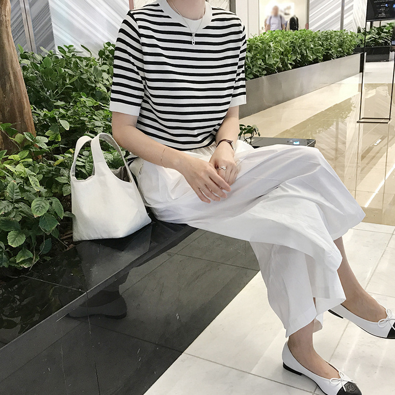 Áo thun nữ cổ tròn tay ngắn dáng rộng sọc kẻ chất liệu lụa đá dệt kim mát lạnh — SọC Cổ Đen