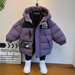 男の子のベルベットの厚いコート 2025 秋と冬の新しいスタイル中型と大型の男の子の綿のコートベビー冬の緩い綿の服トレンディな