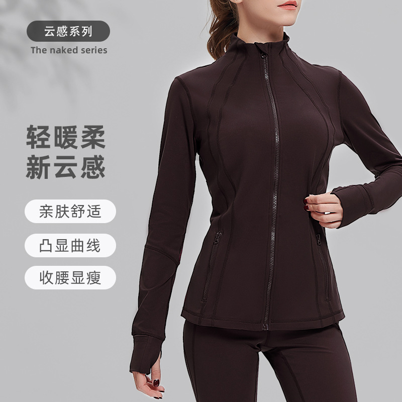 High-quality, figure-flattering, cloud-like fitness wear with a small stand-up collar, hollowed-out mesh design, and breathable thumb loops for yoga practice.