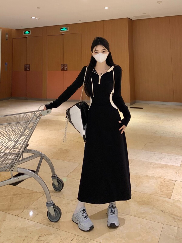 2025年大码撞色连帽长袖连衣裙女秋季黑色裙子设计感过膝别致长裙|undefined