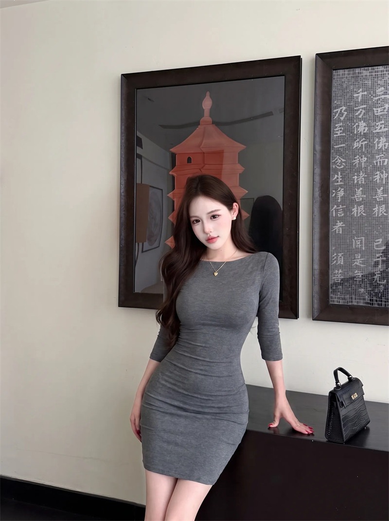 French-style mature and elegant round-neck three-quarter sleeve dress for women, autumn pure desire slim-fit bodycon short dress