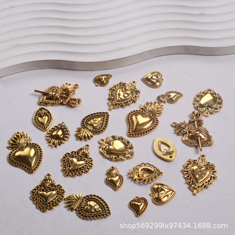 Transfronterizos 10 estilos de oro antiguo colorado colgante de aleación del corazón sagrado DIY encanto joyería accesorios metálicos