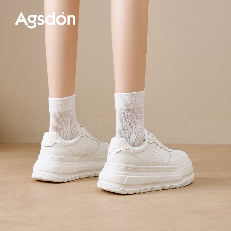 Zapatos blancos de fondo grueso para mujeres 2025 nuevo otoño y invierno con falda para estudiantes zapatos de skate casuales zapatos deportivos ligeros