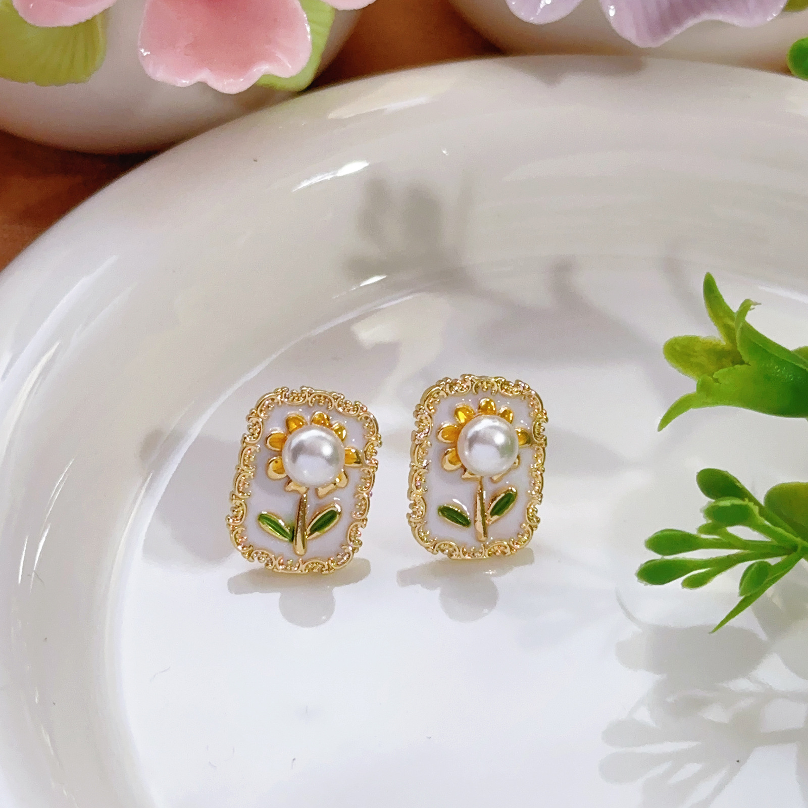 Pendientes de perlas Zhuji, temperamento blanco francés, pendientes antiguos, desplazamientos diarios, lujo ligero, joyería de orejas de alta gama al por mayor