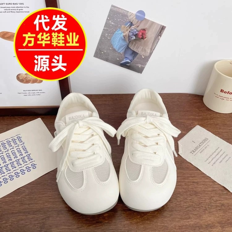 Feos y lindos zapatos de entrenamiento de mujeres ociosos verano 2026 nuevos zapatos blancos transpirables de malla de moda zapatos casuales