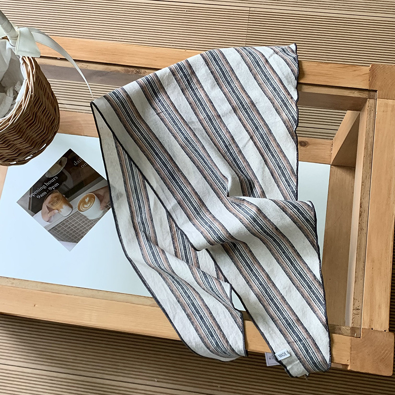 Tarjeta gris de arroz a rayas horizontales