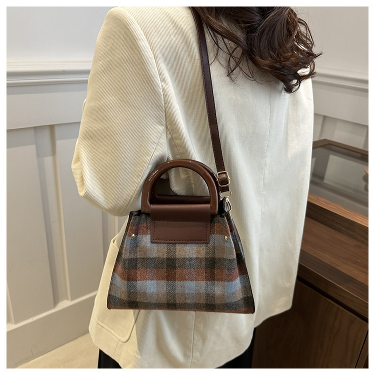 This is a trendy and stylish single-shoulder underarm bag with a contrasting color for the autumn of 2024. It features a unique design and is retro and individualistic undefined