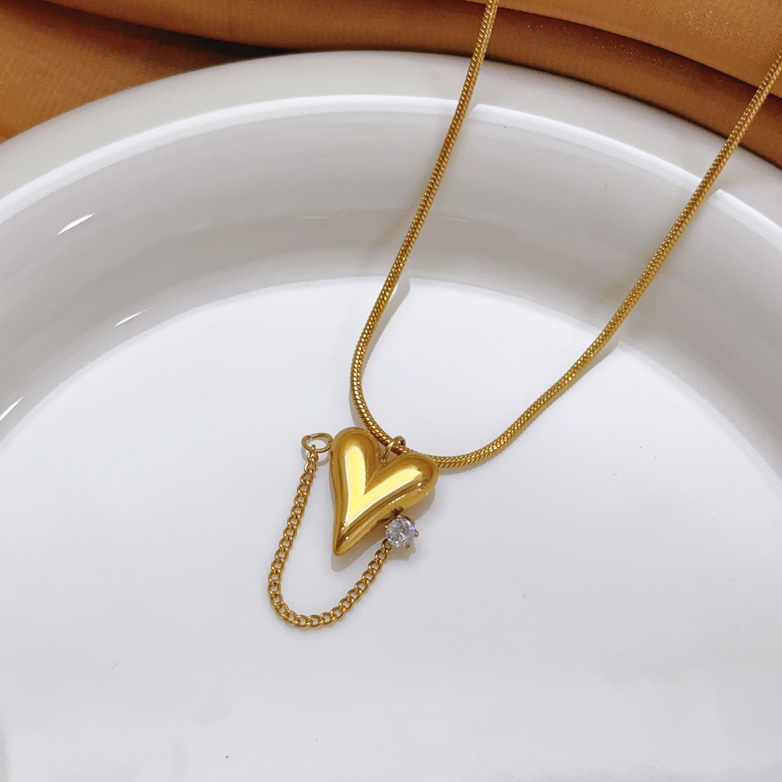 Explosiones transfronterizas de amor de cadena de diamante de diseño de empalme de orejas de acero de titanio oro real no desvanece el temperamento de nicho del corazón de桃ar