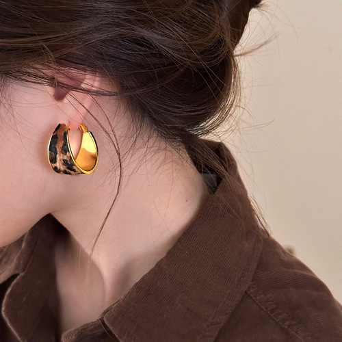 Silver needle flocking leopard pattern retro wide earrings women's niche unique temperament earrings high-end light luxury earrings autumn and winter