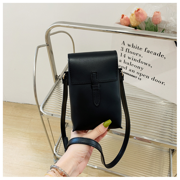Women's Small Pu Leather Solid Color Vintage Style Lock Clasp Crossbody Bag display picture 14