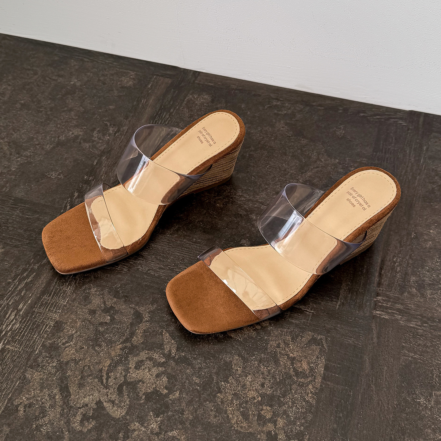 Dép sandal nữ quai chữ V gót cao 7 cm, phong cách nghỉ dưỡng, thiết kế trong suốt — màu nâu